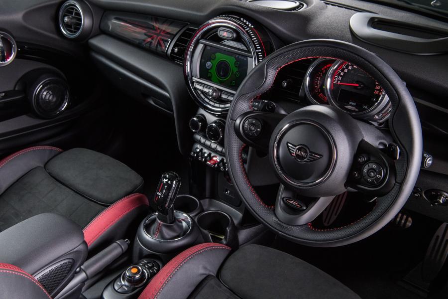 Интерьер Mini John Cooper Works (F56) 2018 года  (SG) (фото 11 из 19)